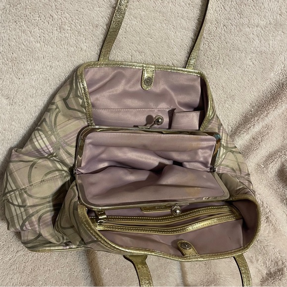 Coach - Picture 2 of 5